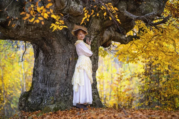 Portret van een volwassen dame in een vintage jurk, herfst tijd. — Stockfoto