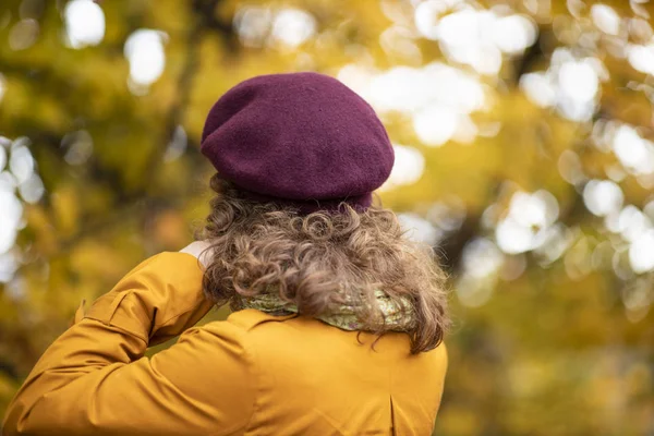 Seizoensgebonden portret van een volwassen vrouw buiten in levendig bos — Stockfoto