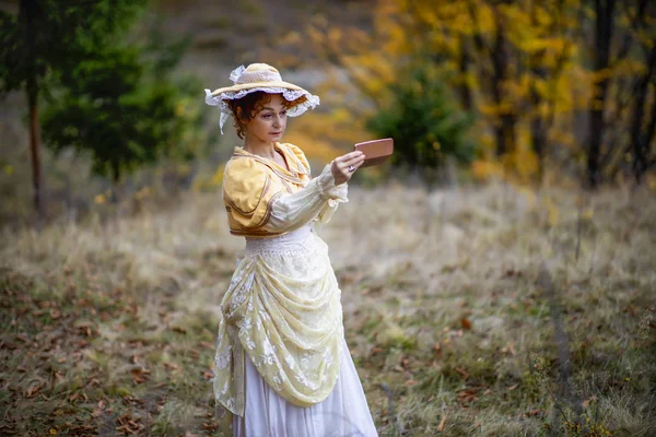 Portret van een volwassen dame in een vintage jurk, herfst tijd. — Stockfoto