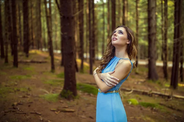 Όμορφη γυναίκα με μπλε φόρεμα στο δάσος την ημέρα του φθινοπώρου — Φωτογραφία Αρχείου