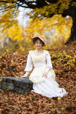 Sonbahar zamanı, kaliteli bir elbise giymiş olgun bir kadının portresi..