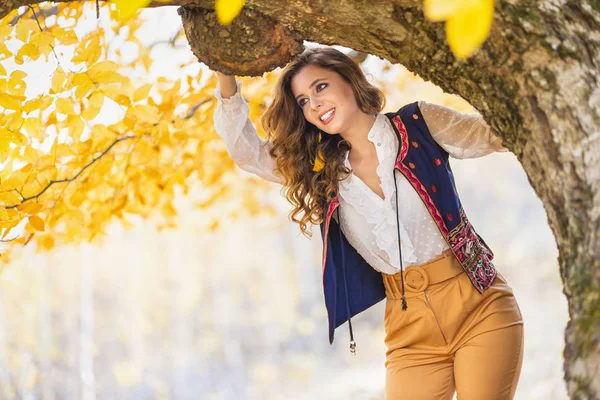 Portrait of a beautiful woman in autumn landscape — Stock Photo, Image