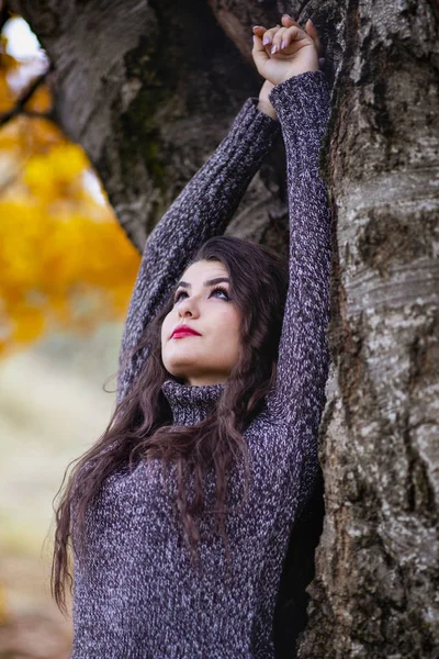 Retrato de una hermosa joven hispana en un frente otoñal — Foto de Stock