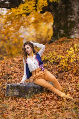 Sonbahar manzarasında güzel bir kadının portresi.