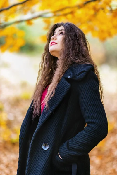 Portret van een mooie Latijns-Amerikaanse jonge vrouw in een voorjaarsvakantie — Stockfoto