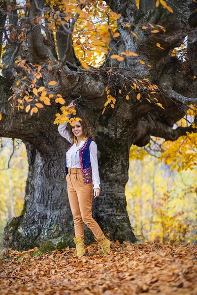 Portret cu o femeie frumoasa in peisaj de toamna. — Foto de Stock