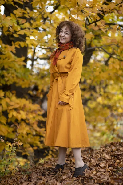 Retrato estacional de una mujer madura al aire libre en un bosque vibrante — Foto de Stock