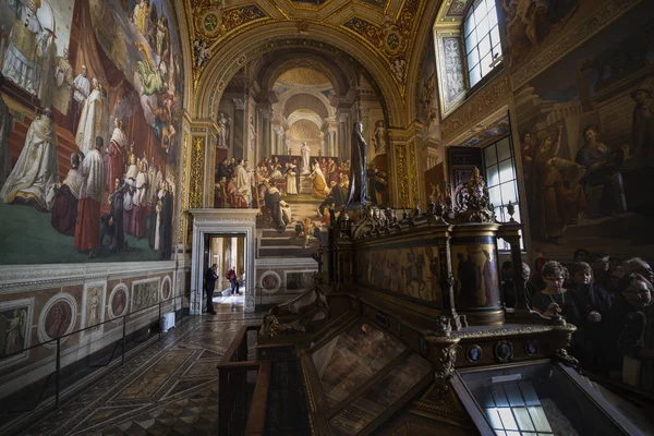 2019年11月19日。ローマからの画像イタリア-バチカンのムーの中 — ストック写真