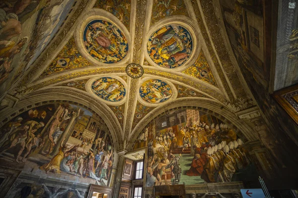 2019 년 11 월 19 일. 이탈리아의 그림들 - 바티칸 무내부의 모습 — 스톡 사진