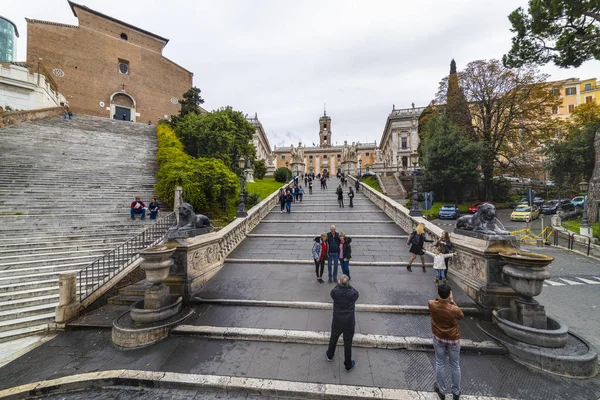 15 Kasım 2019 Yağmurlu bir günde Roma sokaklarında resimler — Stok fotoğraf