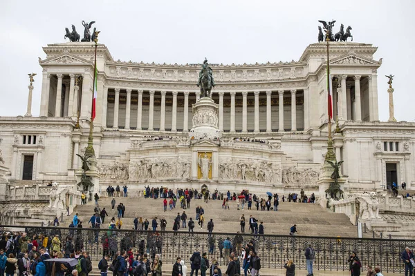 15 Kasım 2019 Yağmurlu bir günde Roma sokaklarında resimler — Stok fotoğraf