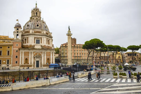 15 Kasım 2019 Yağmurlu bir günde Roma sokaklarında resimler — Stok fotoğraf