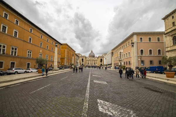 15 Kasım 2019 Yağmurlu bir günde Roma sokaklarında resimler — Stok fotoğraf