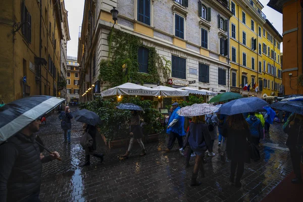 15 листопада 2019 Картинки на вулицях Рима в дощовий день — стокове фото