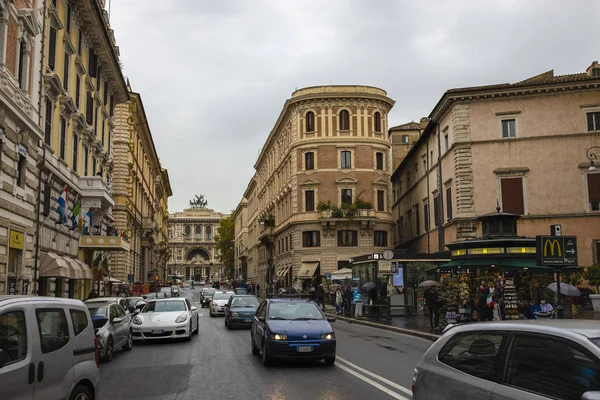 15 Kasım 2019 Yağmurlu bir günde Roma sokaklarında resimler — Stok fotoğraf
