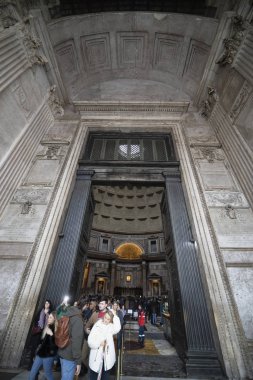 Roma, İtalya - 15 Kasım 2019. Pantheon eski bir Roma buğulamasıdır.
