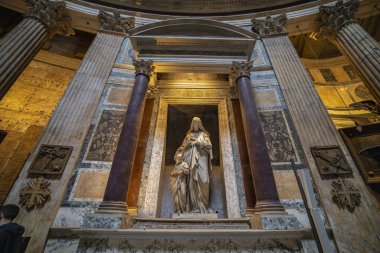 Roma, İtalya - 15 Kasım 2019. Pantheon eski bir Roma buğulamasıdır.