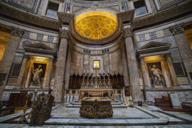 Roma, İtalya - 15 Kasım 2019. Pantheon eski bir Roma buğulamasıdır.