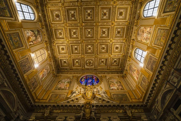 ROMA - 15 novembre 2019: All'interno della Basilica di San Pietro o San Pietro — Foto Stock