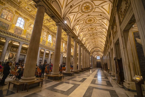 Rome - 15-november 2019: In de Sint-Pietersbasiliek of San Pietersbasiliek — Stockfoto