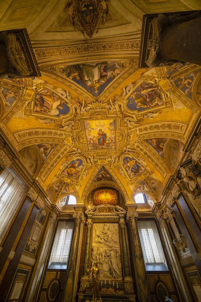 ROME - 15 novembre 2019 : A l'intérieur de la basilique Saint-Pierre ou San Pierre — Photo