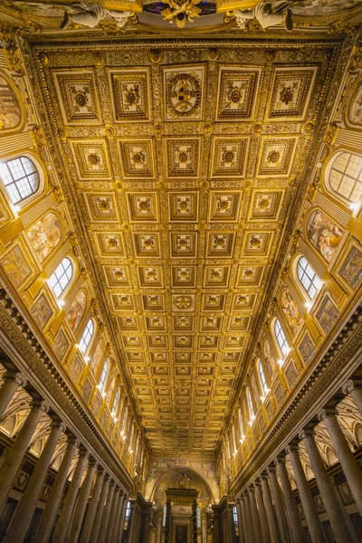 Řím - 15. listopad 2019: Uvnitř baziliky sv. Petra nebo San — Stock fotografie