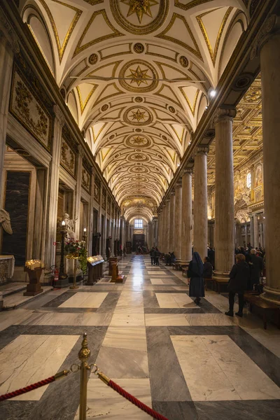 Rome - 15-november 2019: In de Sint-Pietersbasiliek of San Pietersbasiliek — Stockfoto