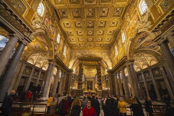 Rzym - 15-Listopad, 2019: Wnętrze Bazyliki św. Piotra lub San — Zdjęcie stockowe