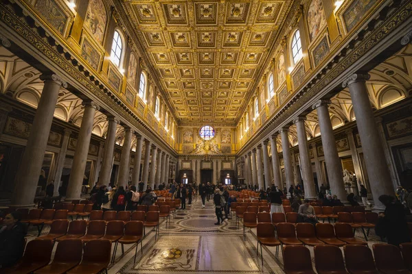 ROMA - 15 de noviembre de 2019: Dentro de la Basílica de San Pedro o San Pedro —  Fotos de Stock