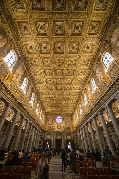 РИМ - 15-Ноябрь, 2019: Внутри базилики Св. Петра или Сан — стоковое фото