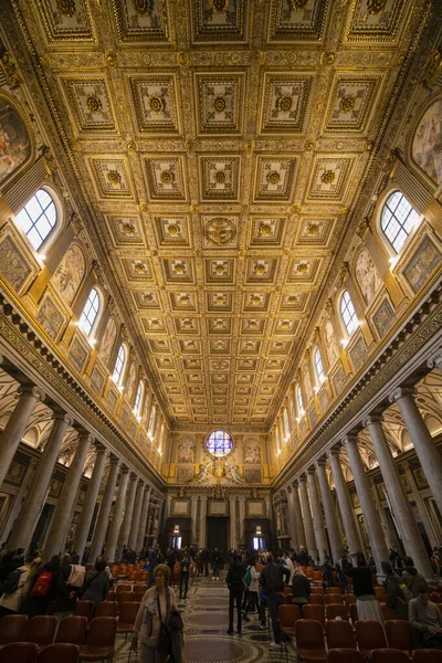 Rome - 15-november 2019: In de Sint-Pietersbasiliek of San Pietersbasiliek — Stockfoto