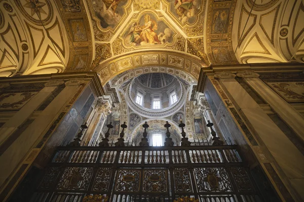 ROMA - 15-novembro de 2019: Dentro da Basílica de São Pedro ou San Pedro — Fotografia de Stock