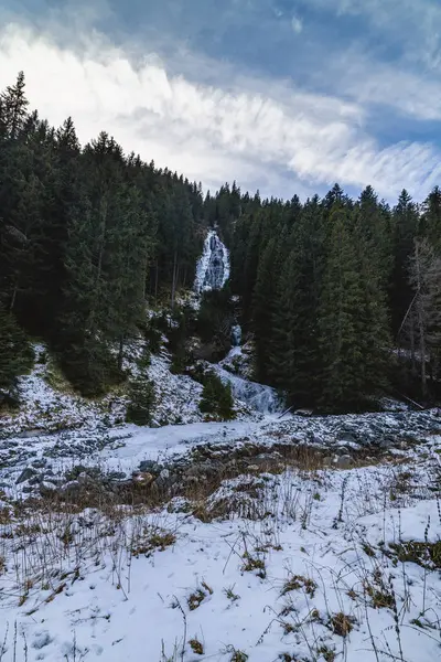 Una hermosa cascada en las montañas durante el día de invierno , — Foto de Stock