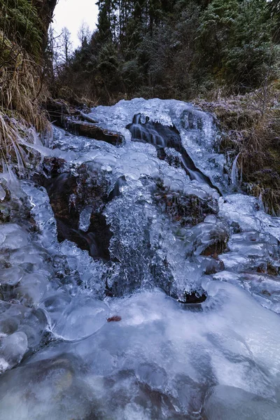 Uma pequena cachoeira ativa. Fluxo de montanha limpo, inverno nevado la — Fotografia de Stock