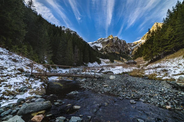 Krásná zimní krajina na hoře s řekou v Rumunsku — Stock fotografie