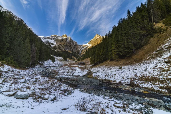 Indah lanskap musim dingin di gunung dengan sungai di Rumania — Stok Foto