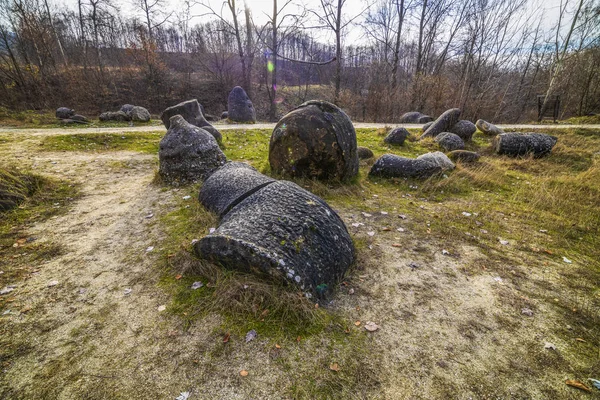 Trovantii - nejpodivnější živé kameny v Rumunsku. — Stock fotografie