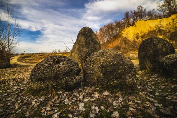 Trovantii - найдивніші живі камені Румунії. — стокове фото