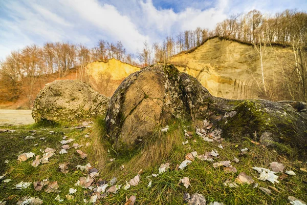 Trovantii - nejpodivnější živé kameny v Rumunsku. — Stock fotografie