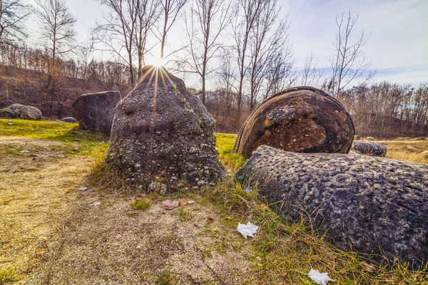 Trovantii - nejpodivnější živé kameny v Rumunsku. — Stock fotografie