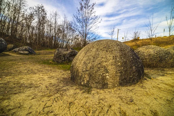 Trovantii -ルーマニアで最も奇妙な生活石. — ストック写真