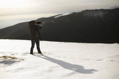 Karpatya 'nın dağlarındaki güzel kış manzarası