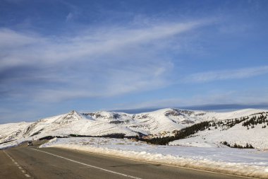 Karpatya 'nın dağlarındaki güzel kış manzarası