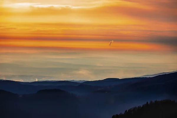 Hermoso paisaje de invierno en las montañas en la Mo Cárpatos — Foto de Stock