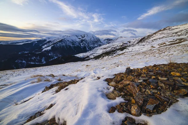 Piękny zimowy krajobraz w górach w Karpatach Mo — Zdjęcie stockowe