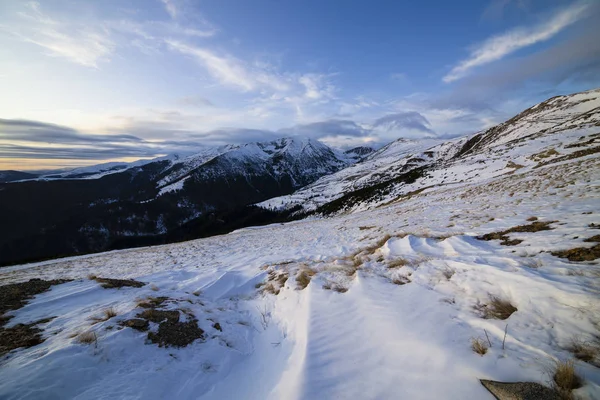 カルパチア・モーメントの山の中で美しい冬の風景 — ストック写真