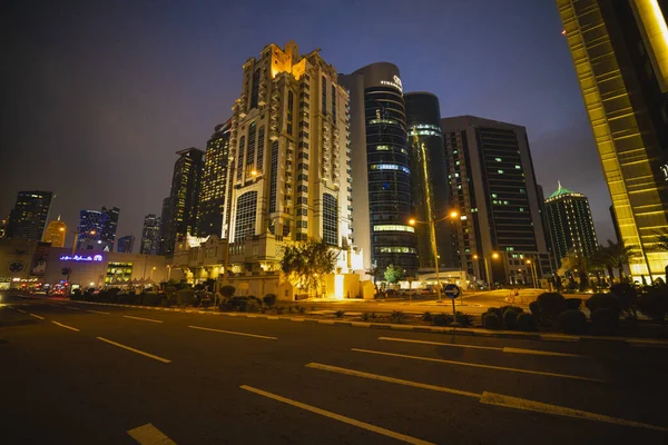 Vista sobre Doha centro iluminado à noite. Janeiro 15,2020 in — Fotografia de Stock