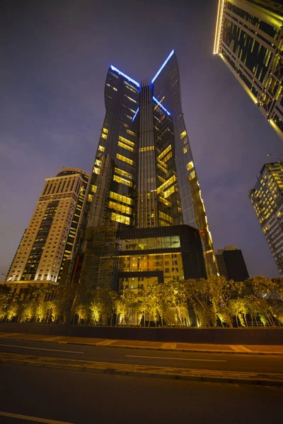 Vista sobre Doha centro iluminado por la noche. 15 de enero de 2020 en —  Fotos de Stock