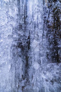Donmuş bir şelaleden dağdaki güzel şekilli buz saçakları.