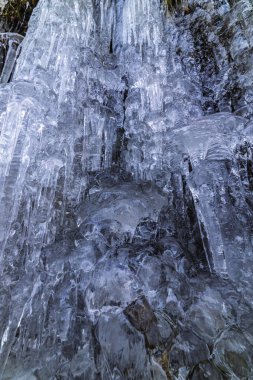 Donmuş bir şelaleden dağdaki güzel şekilli buz saçakları.